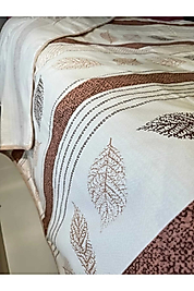 Kahverengi Yaprak Desenli Tek Kişilik Pike – 160x240 cm | Doğal Tonlarda Şıklık ve Konfor