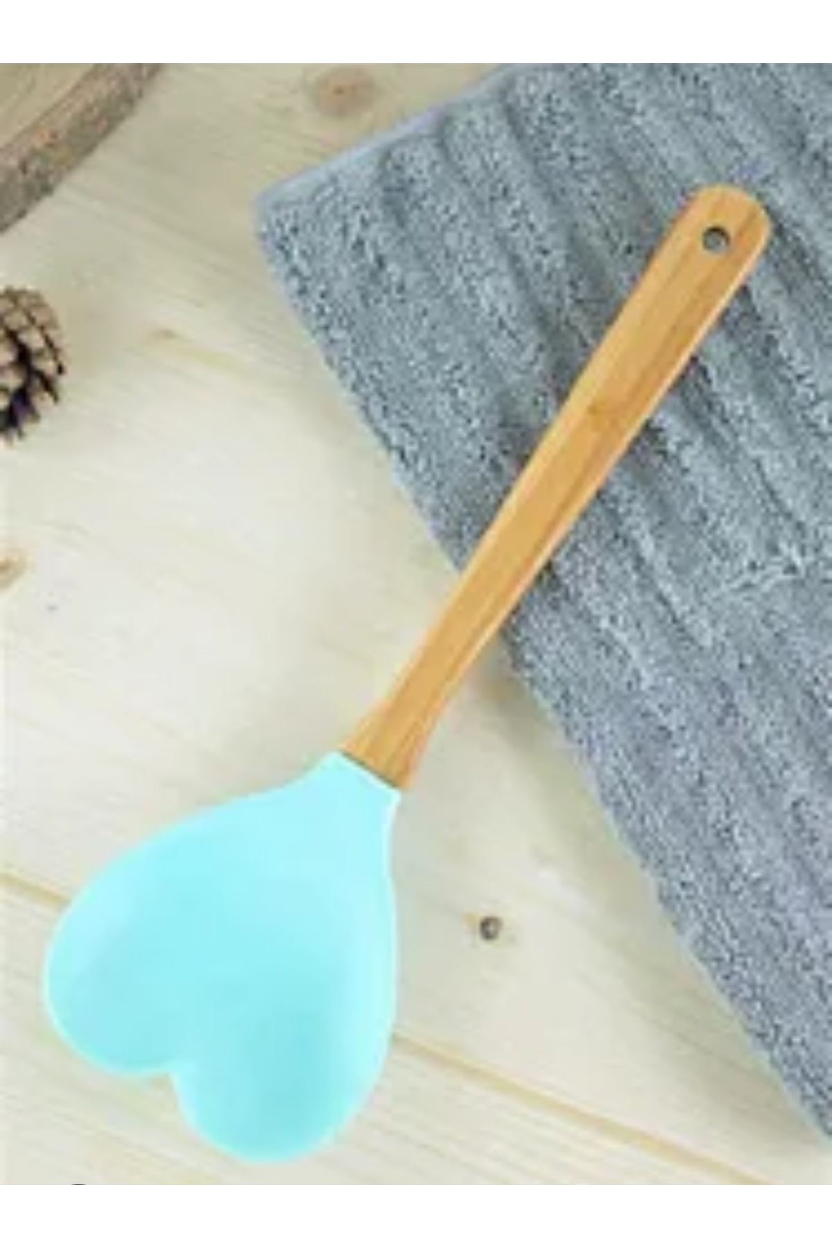 Ahşap Saplı Silikon Kalp Desenli Spatula - Şık ve Pratik